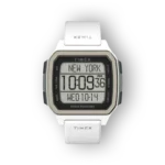Timex digitális karóra előlnézetben fehér szíjjal.