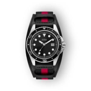 Fekete számlapos Guess karóra piros csíkkal díszített bőrszíjjal, elegáns formatervezéssel.
