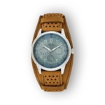 Guess W1243G1 karóra, világoskék számlappal és barna bőrszíjjal. Elegáns dizájn, tökéletes mindennapi viselethez.